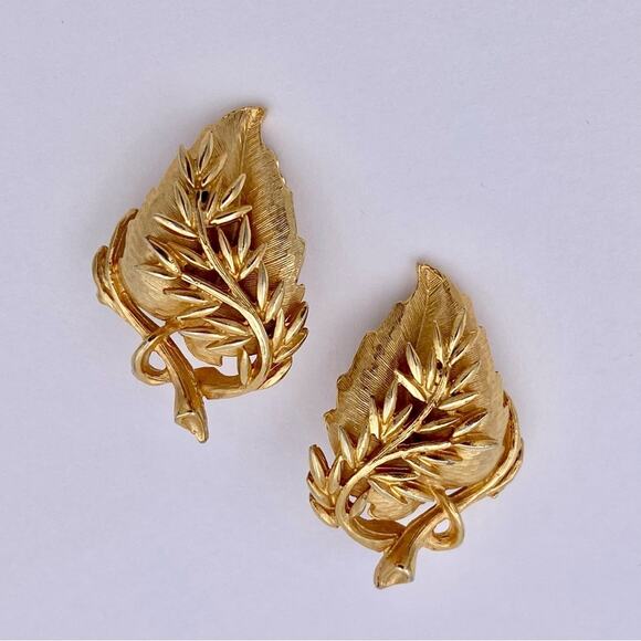 1960’s Era Vintage Textured Leaf Clip On Earrings - Picture 1 of 12